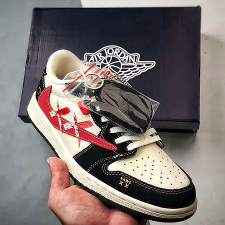 カウズ スニーカー