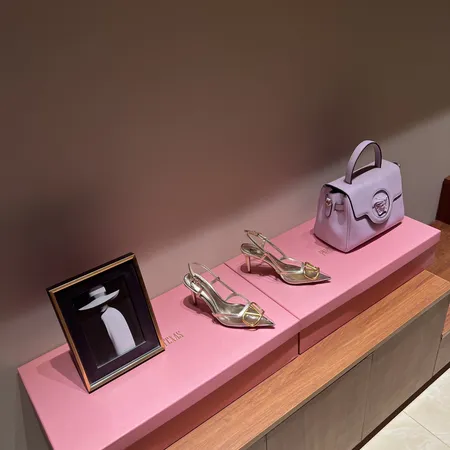 ヴァレンティノ サンダル