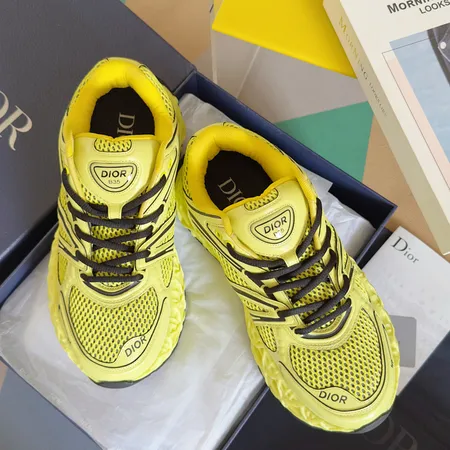 カウズ スニーカー