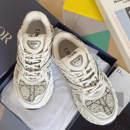 カウズ スニーカー