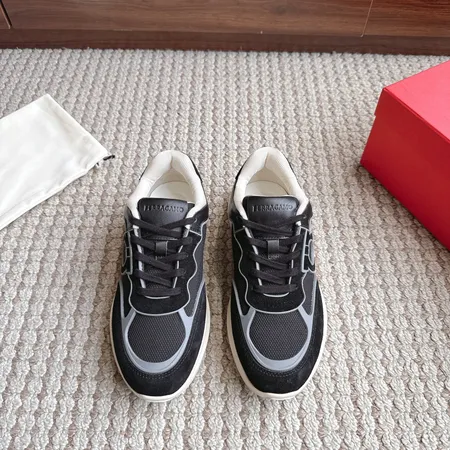 フェラガモ スニーカー