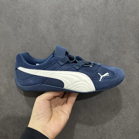 プーマ スニーカー