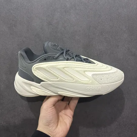 アディダス スニーカー