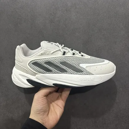 アディダス スニーカー