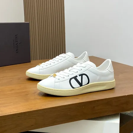 ヴァレンティノ スニーカー