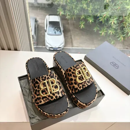 バレンシアガ スリッパ