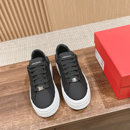 フェラガモ カジュアルシューズ