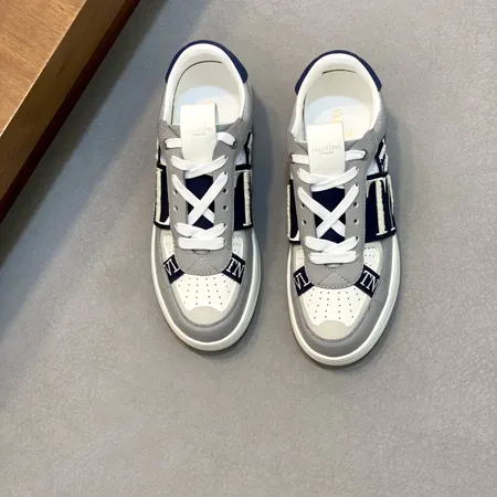 ヴァレンティノ スニーカー