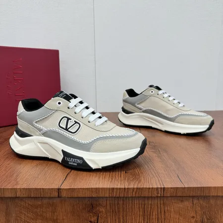 ヴァレンティノ スニーカー