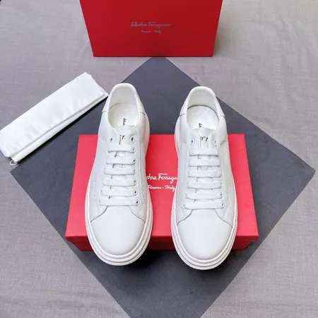 フェラガモ カジュアルシューズ