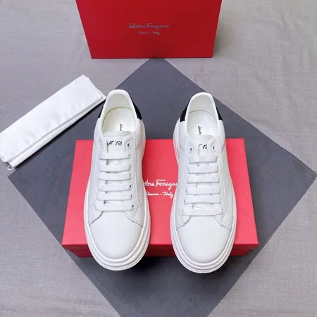 フェラガモ カジュアルシューズ