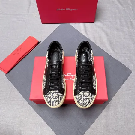 フェラガモ カジュアルシューズ