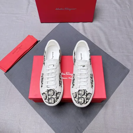 フェラガモ カジュアルシューズ