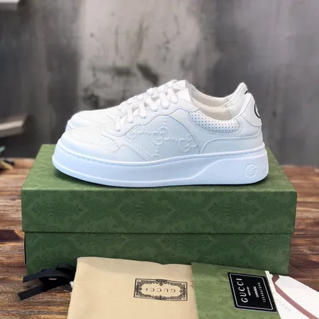 グッチ カジュアルシューズ