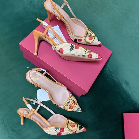 ヴァレンティノ サンダル