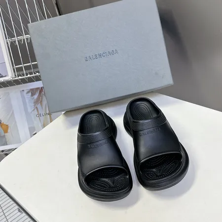 バレンシアガ スリッパ