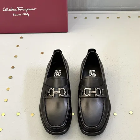 フェラガモ カジュアルシューズ