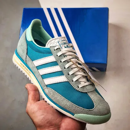 アディダス カジュアルシューズ