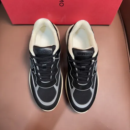 フェラガモ カジュアルシューズ