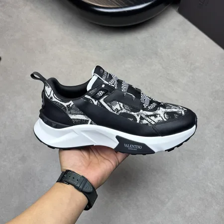 ヴァレンティノ スニーカー