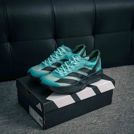 アディダス スニーカー