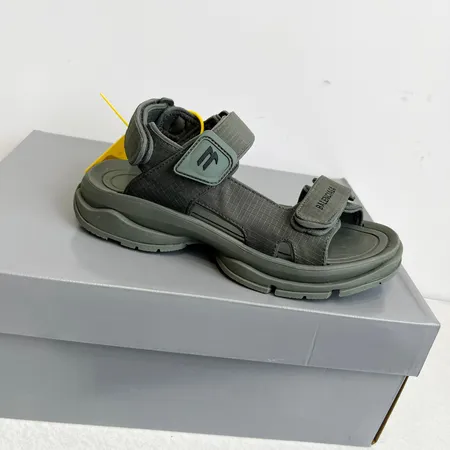 バレンシアガ サンダル