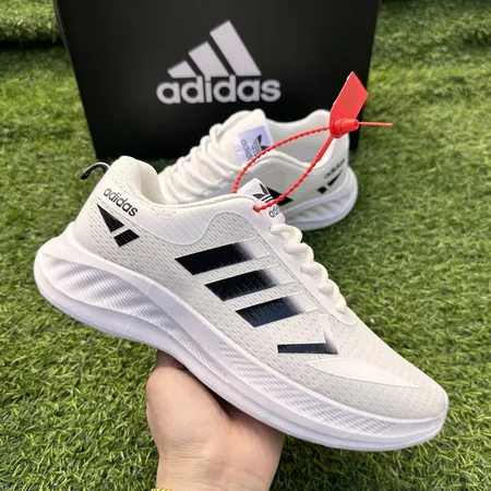 アディダス スニーカー