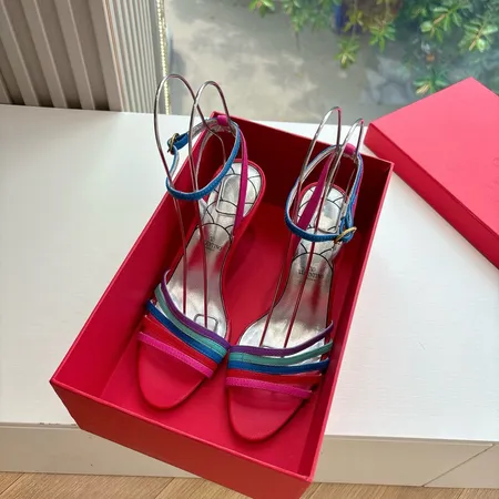 ヴァレンティノ サンダル