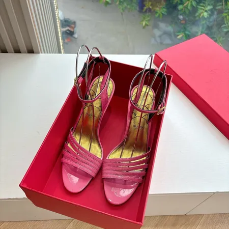 ヴァレンティノ サンダル