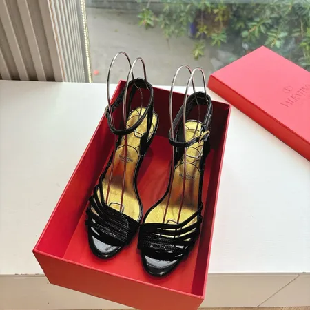 ヴァレンティノ サンダル