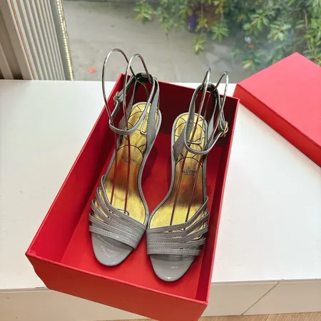 ヴァレンティノ サンダル