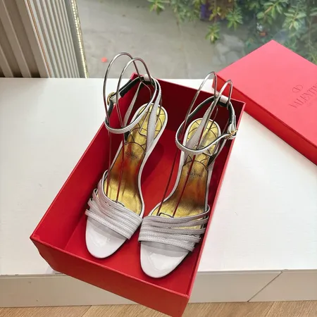 ヴァレンティノ サンダル