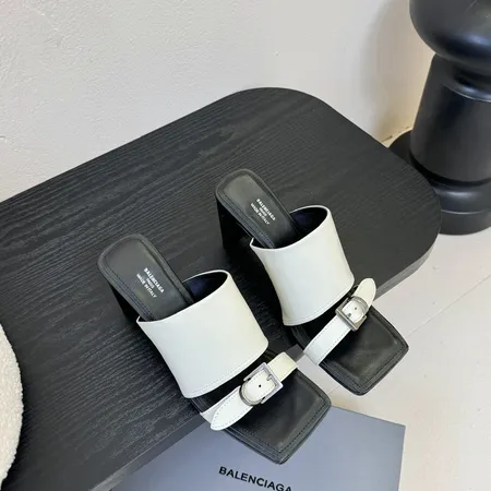 バレンシアガ サンダル