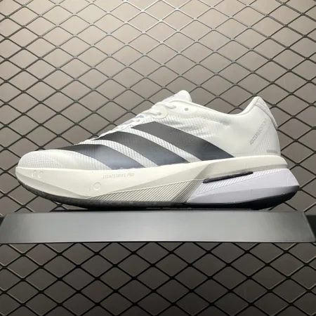 アディダス スニーカー