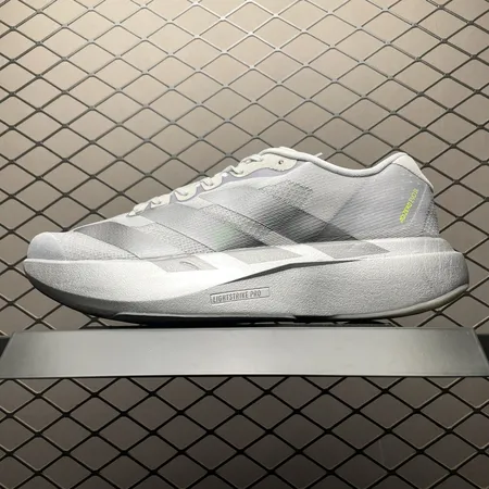 アディダス スニーカー