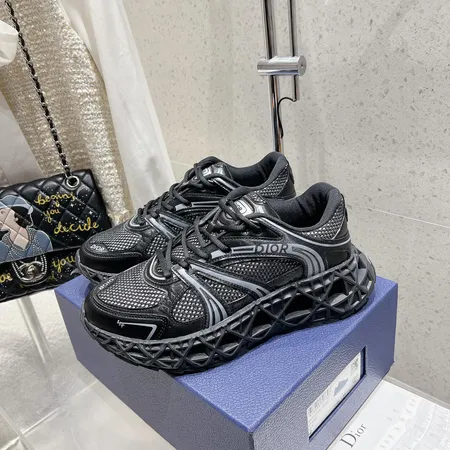 カウズ スニーカー