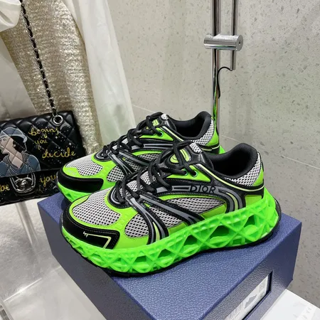 カウズ スニーカー