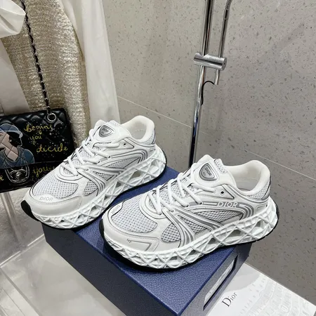 カウズ スニーカー