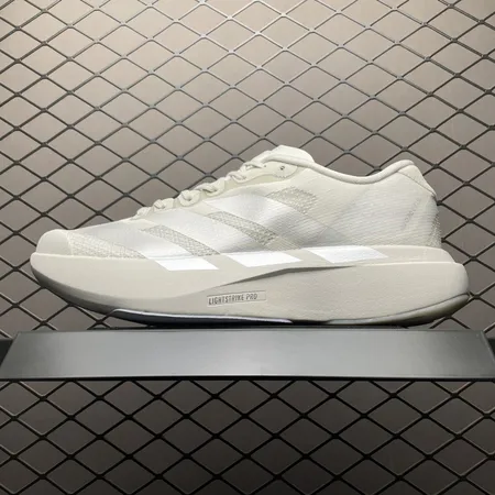 アディダス スニーカー