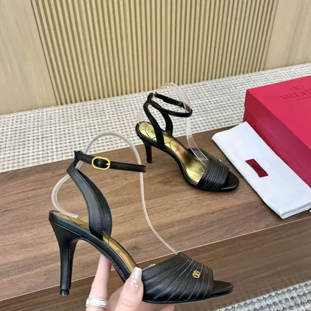 ヴァレンティノ サンダル