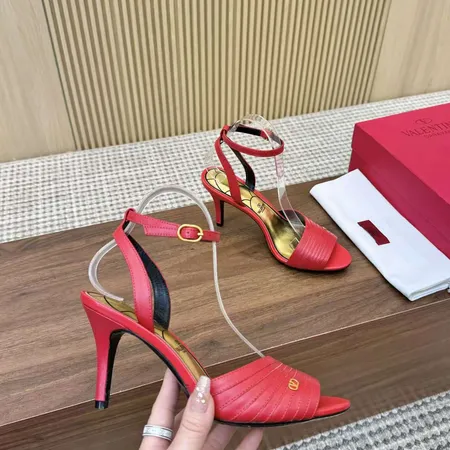 ヴァレンティノ サンダル