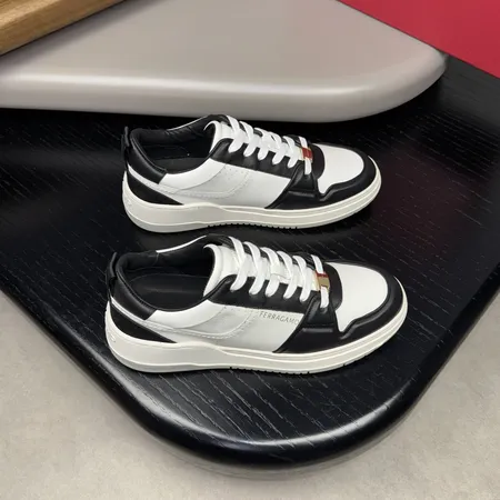 フェラガモ カジュアルシューズ