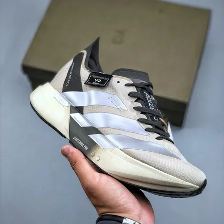 アディダス スニーカー