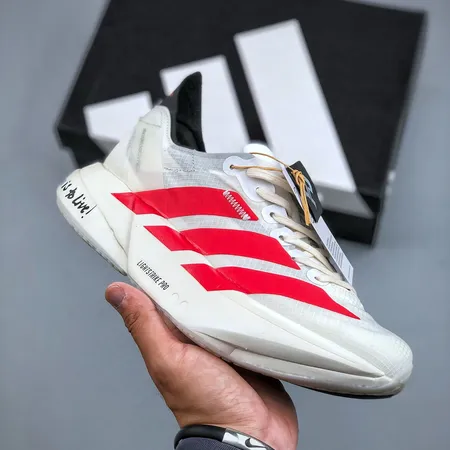 アディダス スニーカー