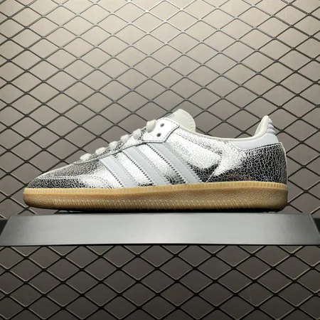 アディダス スニーカー