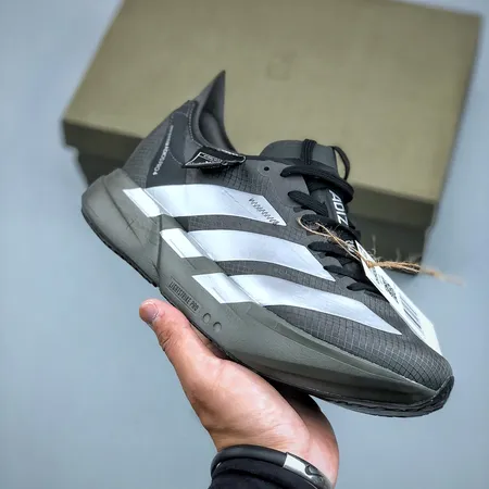 アディダス スニーカー