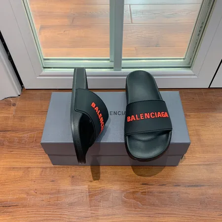 バレンシアガ スリッパ