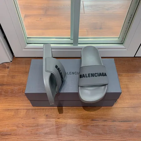 バレンシアガ スリッパ