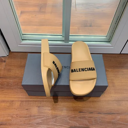 バレンシアガ スリッパ