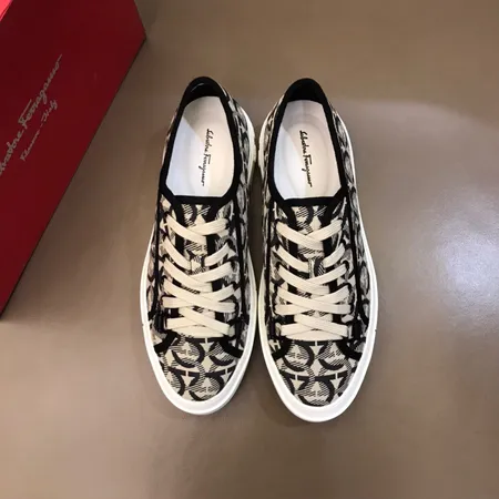 フェラガモ カジュアルシューズ